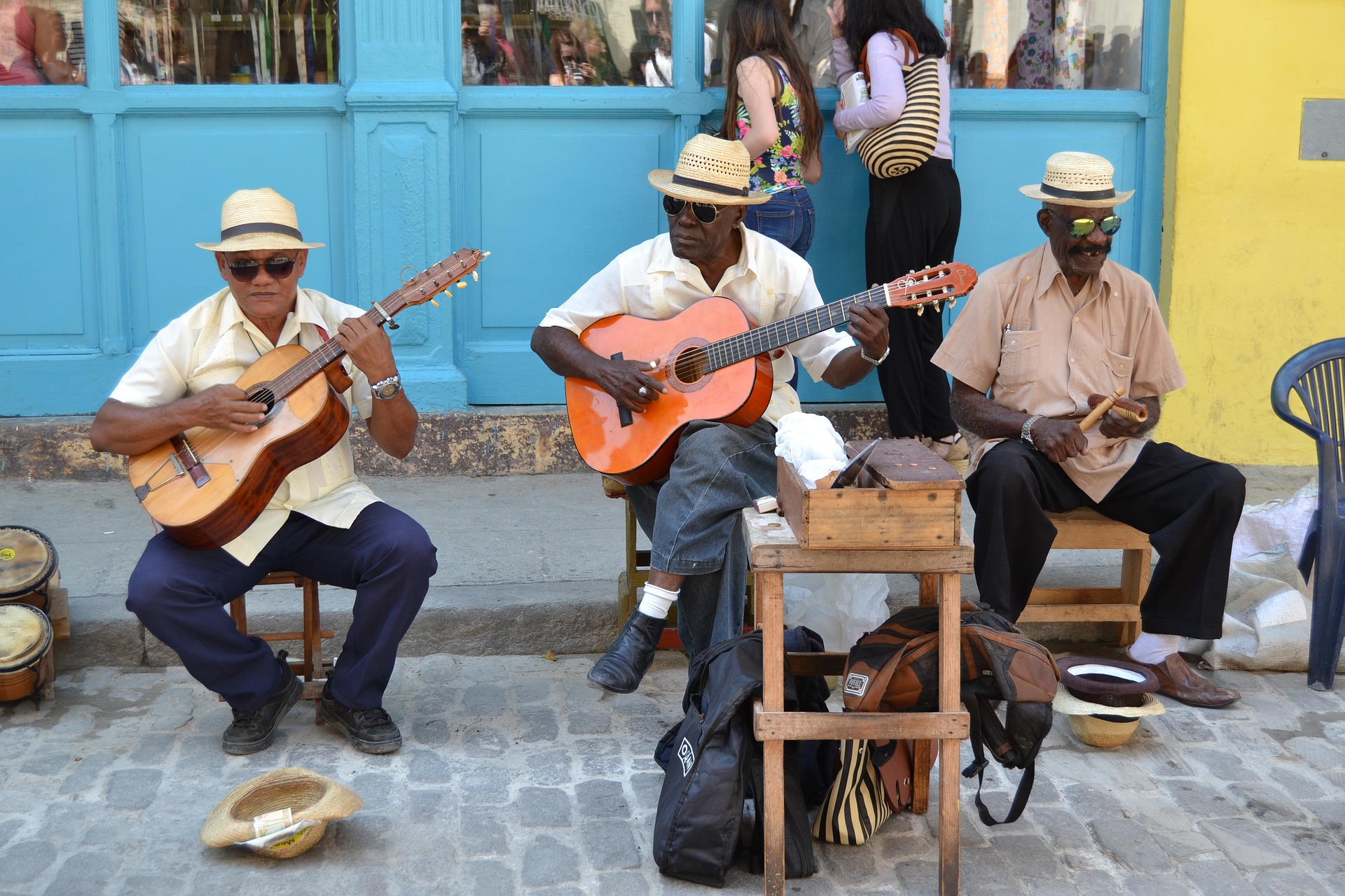 Cuba Pink Tourist Card : Musicians in the streets of Cuba