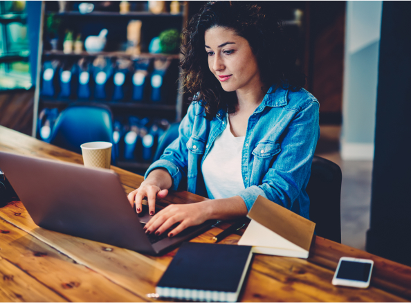 woman completing the official D'VIAJEROS form online